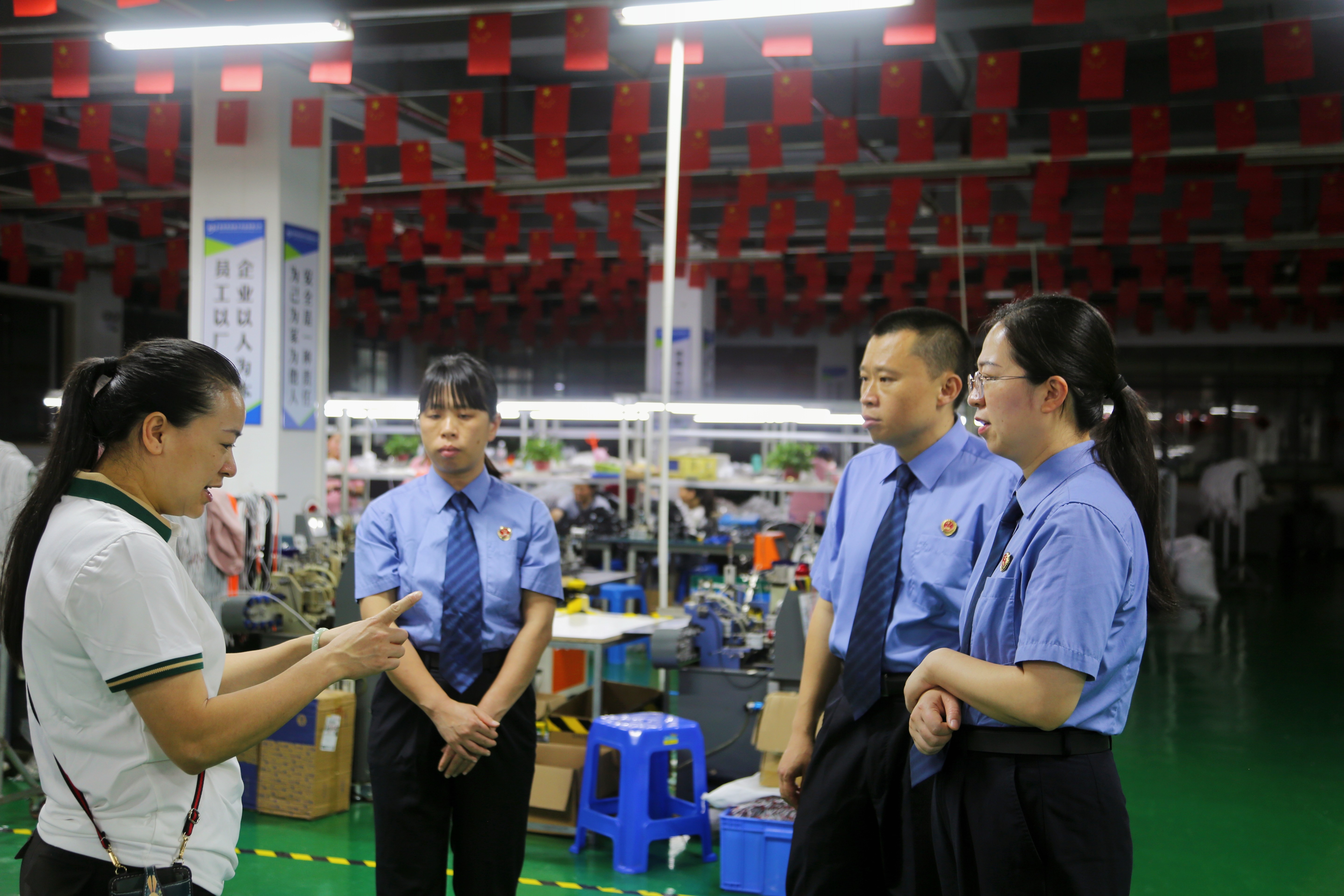 检察官们走进民营企业厂房,与企业负责人面对面宣传“检察护企”专项行动情况.jpg